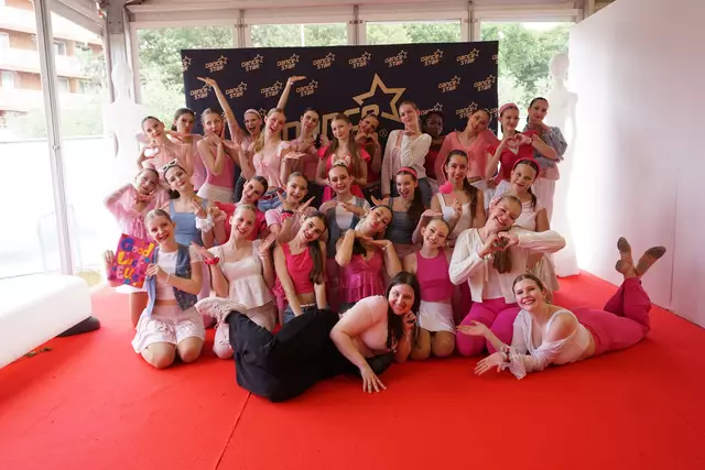 Glam Girls mit "Omigod You Guys" | Foto: UET Dancers