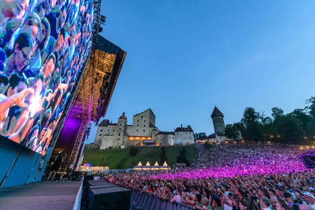 Unvergleichliche Atmosphäre auf Burg Clam – heuer unter anderem mit Joe Bonamassa, Fäaschtbänkler, Sting, Deichkind und Parov Stelar. | Foto: W. Stecher
