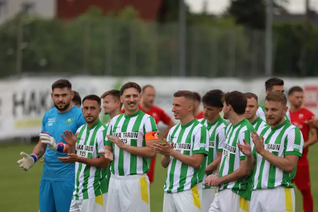 Applaus zum 100er: HAKA Traun feierte seinen großen Geburtstag im Heimspiel gegen ASKÖ Oedt 1b. | Foto: Reischl