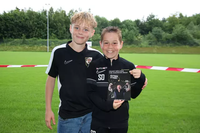 Franzi und Simon mit dem Autogramm von Franz Müllner.