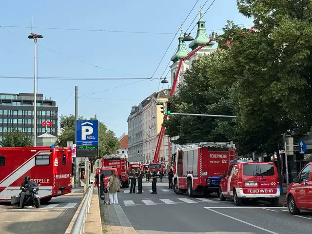 Nach einem Brand nahe des Rochusmarktes sind die Arbeiten noch immer im Gange. | Foto: Barbara Schuster/MeinBezirk