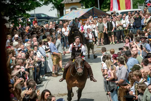 Mehrere tausend Gäste besuchen alljährlich das Kufenstechen in der Gemeinde Feistritz an der Gail.