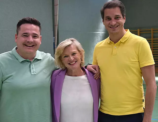 Sophia Gabrielli mit dem Sportreferenten Thomas Embacher und Wörgls Bürgermeister Michael Riedhart. | Foto: Schwaighofer