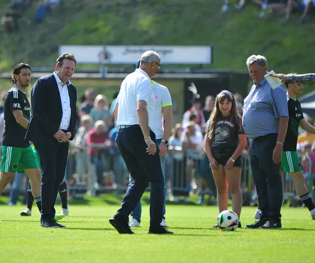 Landeshauptmann Anton Mattle tribbelte sich beim Ehrenanstoß durch die prominenten Reihen und zeigte volles Ballgefühl. | Foto: Hassl