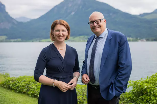 Agrar-Landesrätin Michaela Langer-Weninger und ESA-Experte Nicolaus Hanowski. | Foto: Land OÖ/Bayer