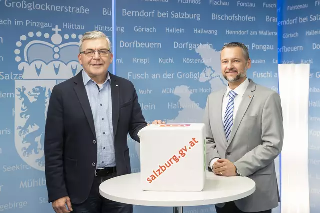 Landesrat Josef Schwager (v.l.) und der Leiter der Personalabteilung Karl Premißl. | Foto: Land Salzburg / Neumayr – Leopold