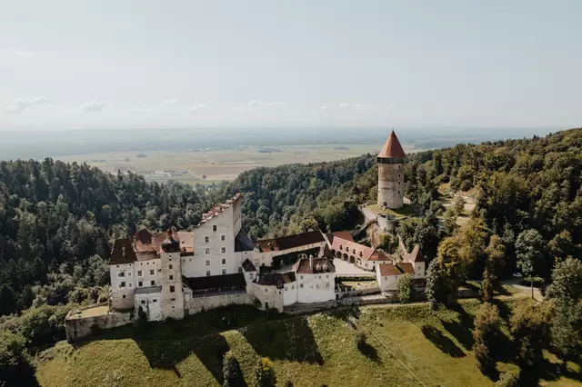 Unvergleichliche Atmosphäre auf Burg Clam – heuer unter anderem mit Joe Bonamassa, Fäaschtbänkler, Sting, Deichkind und Parov Stelar. | Foto: CM Visuals