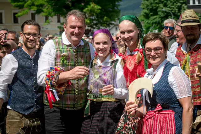 Fieberten dem wilden Ritt der Feistritzer Burschen entgegen: LR Sebastian Schuschnig, Bürgermeister Dieter Mörtel, die Kranzelträgerinnen Theresa und Lea Mörtel und LR Beate Prettner.