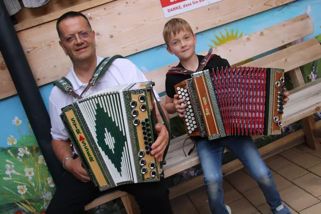 Lorenz Kristoferitsch und sein Harmonikalehrer Christian Wagner beim Auftritt in der Edlseer Alm Birkfeld. | Foto: MeinBezirk/Hofmüller