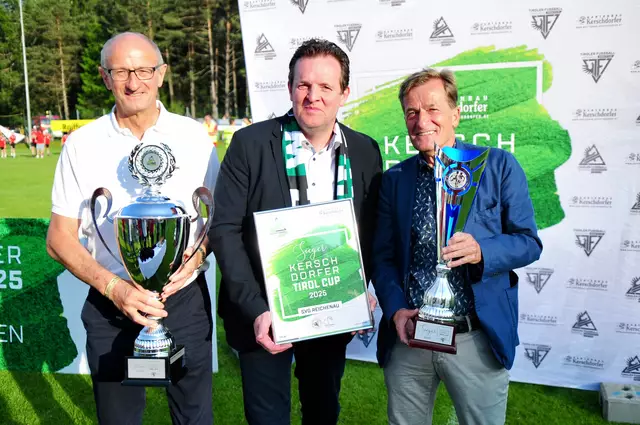 TFV-Präsident Sepp Geisler, LR Rene Zumtobel und LH Anton Mattle zeigen hier, was die Triumphatoren alles mit in die Reichenau nehmen durften. | Foto: Hassl