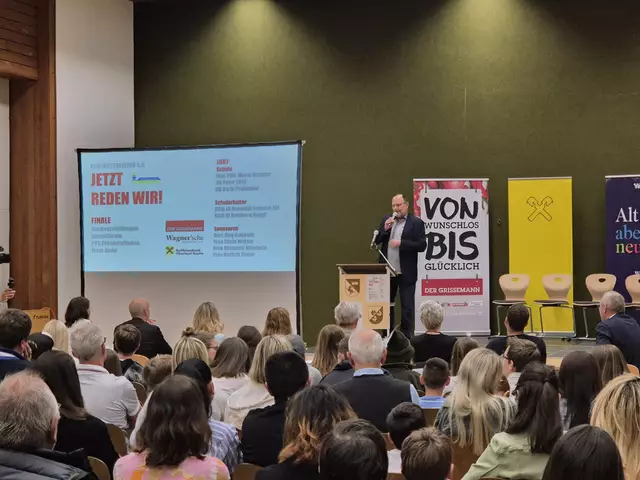 Direktor Harald Ehrlich bei der Begrüßung | Foto: Mittelschule Zams-Schönwies