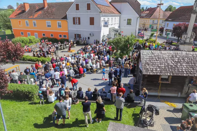 Das Familienplatzkonzert der Marktkapelle St. Ruprecht lockte bei Traumwetter viele begeisterte Besucher auf den St. Ruprechter Hauptplatz | Foto: Iris Bloder