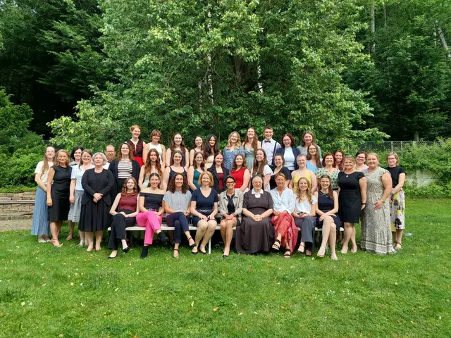 Juhuuu, bestanden! Alle 22 angetretenen Schüler haben die Matura in der Tasche.  | Foto: HLS Erla
