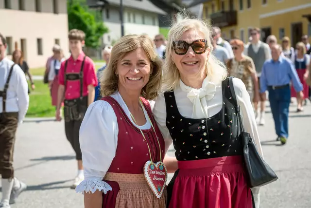 Waren von den Darbietungen der Feistritzer Burschenschaft begeistert: EU-Abgeordnete Elisabeth Dieringer-Granza (li) und Modedesignerin Isabella Dorfer.