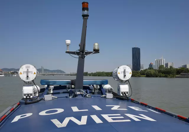 In der Nacht von Sonntag auf Montag konnte die Polizei einen Mann aus dem Wasser retten. (Archiv) | Foto: ANGELIKA KREINER / APA / picturedesk.com