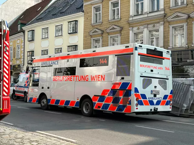 Aktuell werden noch zwei Personen von der Berufsrettung versorgt. | Foto: Barbara Schuster/MeinBezirk