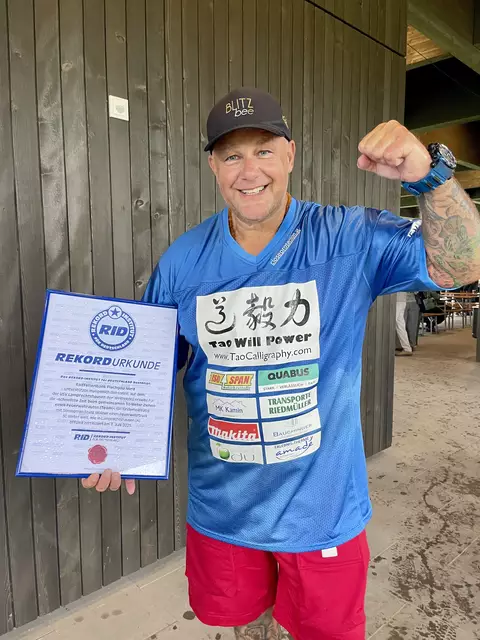 100 Kinder aus dem Bundesland Salzburg und Franz "The Austrian Rock" Müllner zogen am 7. Juni 2025 in Lamprechtshausen eine Feuerwehrauto und haben dabei einen Weltrekord aufgestellt. | Foto: Franz Müllner