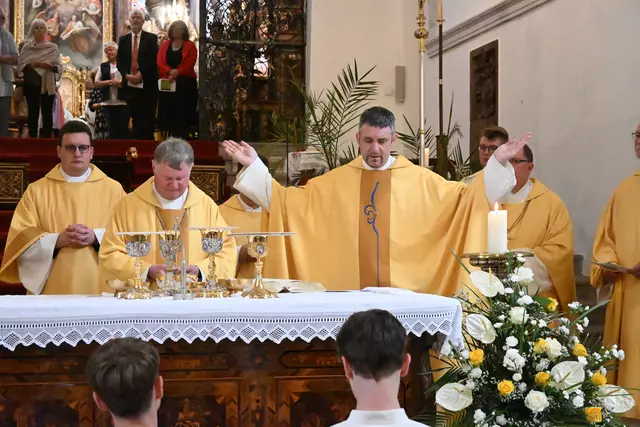 Der Neupriester beim Hochgebet am Altar | Foto: Georg Radlmair