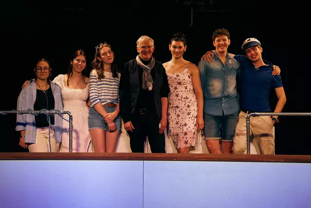 „Stromaufwärts“ lautete der Titel des Stücks, dass die Bühnenspielgruppe „Classico“ des BG/BRG Rohrbach heuer unter der Leitung von Josef Wöhrer (Mitte) aufführte. | Foto: Isabella Hewlett