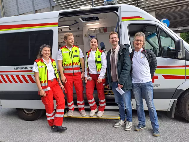 Das Rote Kreuz an der S-Bahn-Haltestelle Mülln: Lea, Christopher und Melanie gemeinsam mit Caritas-Streetworker Jean-Pierre und Dr. Markus Gross.  | Foto: Caritas Salzburg