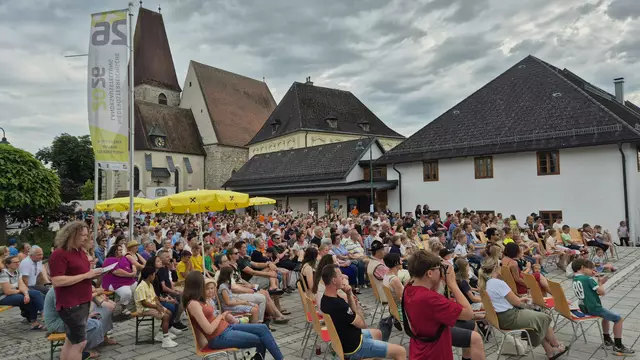 Die Besucher horchen mit Begeisterung den Schülern und Lehrern bei ihren Auftritten zu. | Foto: Musikschulverband