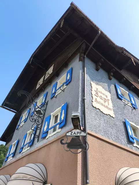 Am Weg zur Burg dieses schöne Haus entdeckt  | Foto: Martina Laserer 