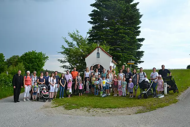 Teilnehmer der Kinderwallfahrt in Friedersbach mit dem Organisationsteam Kaplan Manuel Sattelberger, Monika Rauch, Angelika Widrich und Christine Butzenlechner. | Foto: VS Friedersbach