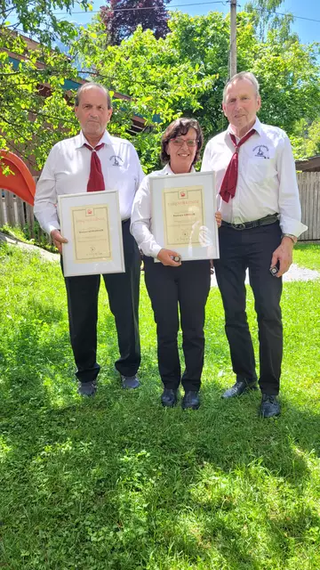 Herbert Koblinger, Barbara Gruber und Johann Schreder wurden für ihre Verdienste um den Krippenbau geehrt. | Foto: Krippenfreunde Waidring