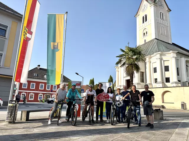 Vizebürgermeisterin Helga Beschliesser, Bürgermeisterin Silvia Häusl-Benz, Bürgermeister Herbert Gaggl, Vizebürgermeister Roland Gruber, Vizebürgermeisterin Astrid Brunner, Vizebürgermeisterin Renate Lauchard, Christian Hassler (Kärnten radelt), Vizebürgermeister Alfred Buxbaum und Gerd Lanzinger (Radldoktor) (v.l.n.r.). | Foto: KEM Wörthersee-Karolinger