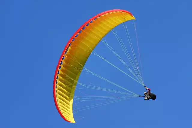 Ein deutscher Paragleitpilot geriet in einen unkontrollierten Sinkflug. (Symbolfoto) | Foto: stock.adobe.com/at/Pix