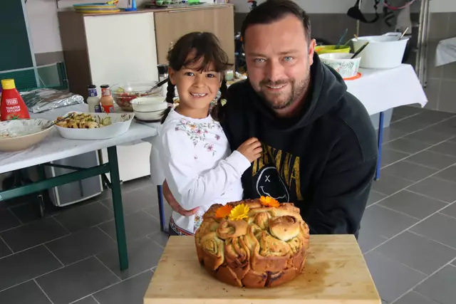 Das mitgebrachte Zupfbrot passte vorzüglich zum Gegrillten. | Foto: Martin Wurglits
