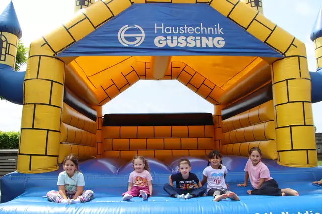 Die Hupfburg stellte die Haustechnik Güssing zur Verfügung. | Foto: Martin Wurglits