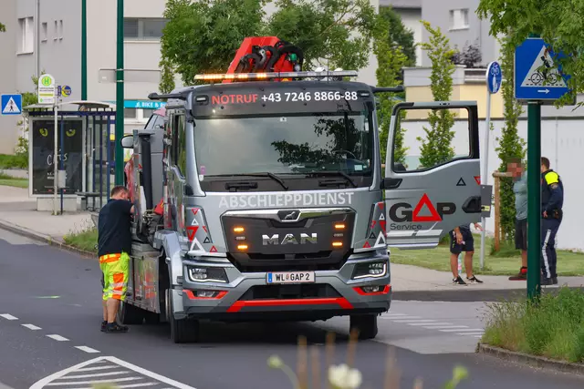 Roter Suzuki kracht nach Crash mit einem anderen Pkw auf der Oberfeldstraße in Wels-Vogelweide gegen einen Baum. | Foto: laumat.at