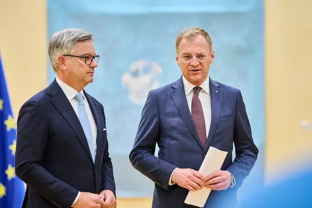 EU-Kommissar Magnus Brunner und Landeshauptmann Thomas Stelzer. | Foto: Land OÖ/Mayr