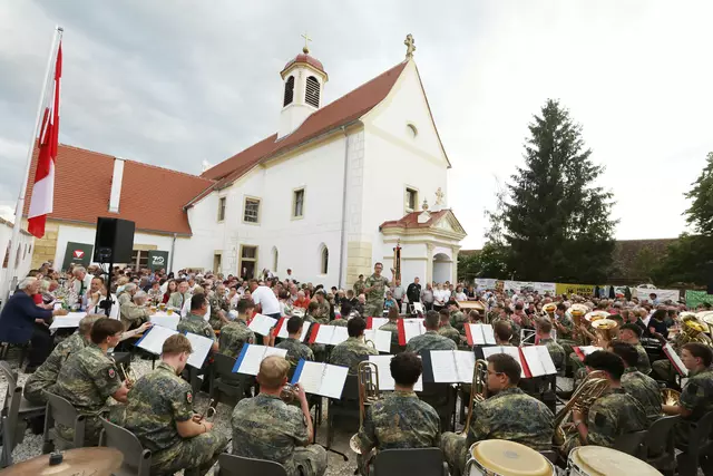 Die Gardemusik Wien spielte zugunsten des Erhalts der Spitalskirche Röhrenbach im Innenhof dieses Baujuwels ein Benefizkonzert. | Foto: Dieter Nagl
