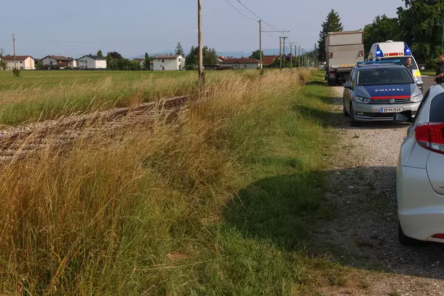 Weil der Fahrer vermutlich gesundheitliche Probleme hatte, kam er mit seinem Pkw von der Straße in Bad Wimsbach-Neydharting ab und geriet in den Gleisbereich der Lokalbahn. | Foto: laumat.at
