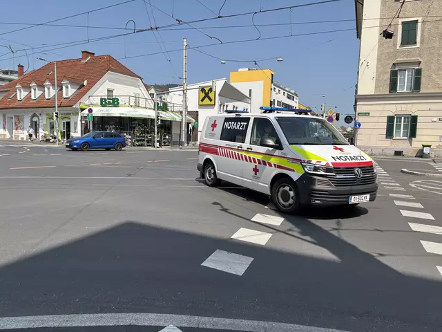 Der Bereich rund um das BORG Dreierschützengasse ist großräumig abgesperrt. Einsatzkräfte sind laufend am Weg.  | Foto: MeinBezirk