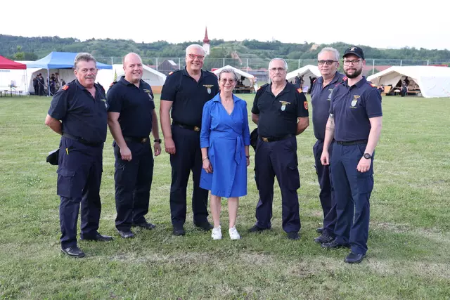 Hubert Auböck, Christian Kronberger, Friedreich Stalla, Vizebgm. Gertrude Täubler, Ernst Mantler, Johannes Heinrich und Markus Kellner | Foto: BFKDO Tulln/ St. Öllerer