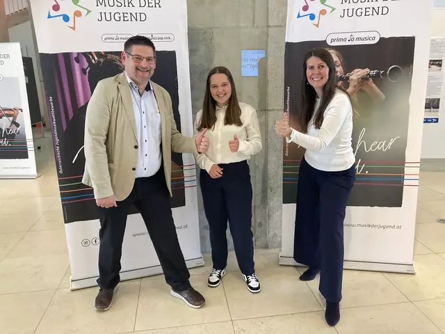 Trompetenlehrer und LMS-Direktor, Thomas Beiganz, die prima-la-musica-Goldene Marta Zarzer und Klavierbegleiterin Michaela Deinhamer.  | Foto: LMS Eferding