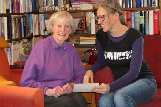 Cilli Weißbacher mit ihrer Enkeltochter Iris Unterhofer beim Anschauen und Erklären von alten Fotos | Foto: Unterhofer