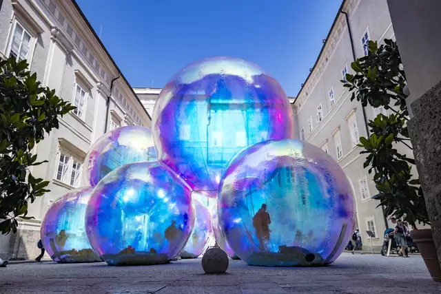 Die Installation Evanescent des australischen Duos Atelier Sisu verwandelt den Innenhof der Residenz vom 10. bis 22. Juni 2025 in einen magischen Ort. | Foto: Sommerszene Salzburg/Bernhard Müller