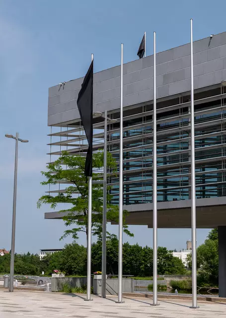 Die schwarze Trauerflagge ziert das niederösterreichische Landhaus am Dienstag, 10. Juni, nach dem Amoklauf in Graz. | Foto: NLK Burchhart