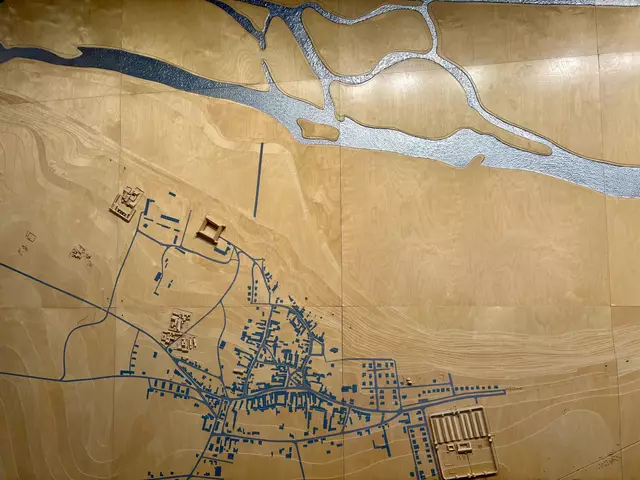 Ein Wandrelief zeigt die Größe und Bedeutung von Carnuntum in der Römerzeit. | Foto: Bachhofner