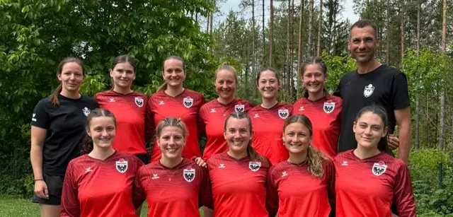Nationalteamkader mit Coach Andreas Teufer | Foto: Faustball Austria