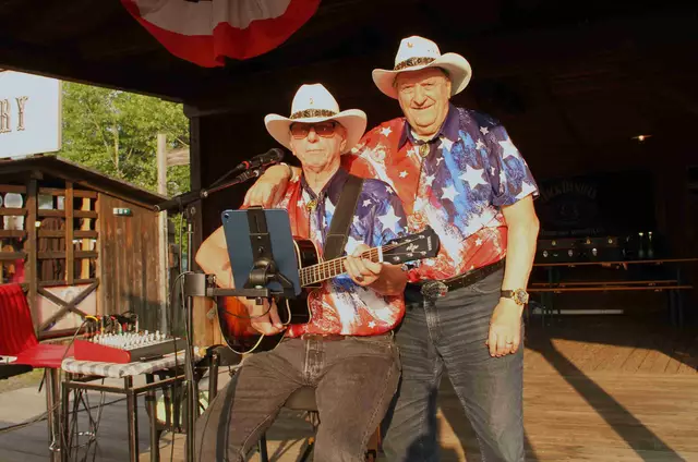 Mike Dafert und Alex Kiss - zwei alte Musikerhaudegen machten als "Country Ramblers" viel Stimmung. | Foto: Peter Seper