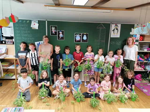 In der Volksschule St. Ulrich gibt es immer wieder Anschauungsunterricht. Dieses Mal war Gartenexpertin Signe Fischer-Teuffenbach vor Ort. | Foto: VS St. Ulrich