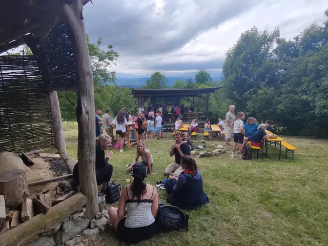 Auch bei wolkenverhangenem Himmel zeigte sich die Keltenrunde 2025 von ihrer besten Seite – mit regionalem Genuss und lebendiger Tradition. | Foto: Patricia Reiterer