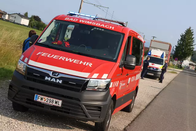 Weil der Fahrer vermutlich gesundheitliche Probleme hatte, kam er mit seinem Pkw von der Straße in Bad Wimsbach-Neydharting ab und geriet in den Gleisbereich der Lokalbahn. | Foto: laumat.at