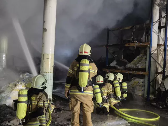 65 Feuerwehrleute waren im Einsatz, um den Brand unter Kontrolle zu bringen. | Foto: FF Hallein
