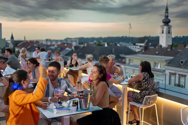 Ob in den Gassen, am Stadtplatz oder hoch über den Dächern: Die Gastartensaison verspricht für jeden Geschmack das Richtige. | Foto: Rene Hauser